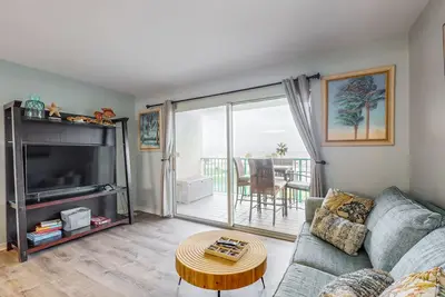 Image de Nouvelle Liste! Waterfront condo w / piscine partagée et bain à remous - à proximité des restaurants et de la plage