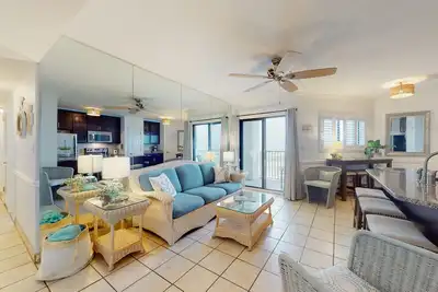Image de Nouvelle Liste! Condo moderne avec vue sur le golfe, piscine partagée, bain à remous à la plage