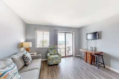 Image de Nouveau! Condo familial au bord de l'eau avec accès au golfe, piscine partagée et bain à remous