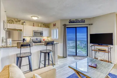 Image de Nouvelle Liste! Condo de niveau supérieur avec vue sur le golfe, piscine partagée, bain à remous, accès à la plage
