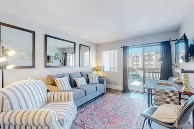 Image de Nouvelle Liste! Condo coloré w / piscine partagée, bain à remous et centre de fitness - près de la plage