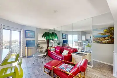 Image de Nouvelle Liste! Condo moderne avec vue sur le golfe, piscines et bain à remous communs, accès à la plage