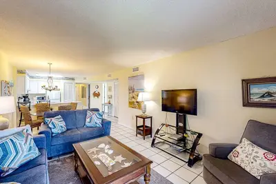 Image de Nouvelle Liste! Waterfront condo w / piscines, bain à remous, tennis, et accès à la plage
