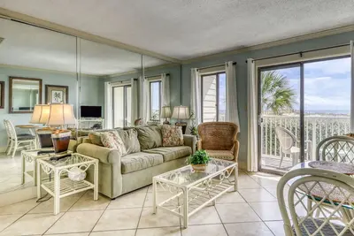 Image de Nouvelle Liste! Condo front de mer w / balcon et vue sur le golfe plus piscine partagée et bain à remous