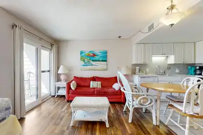 Image de Nouvelle Liste! Retraite en couple! Condo en bord de mer avec piscine, bain Ă remous, salle de sport et plage