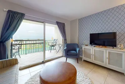Image de Nouvelle Liste! Waterfront condo w / piscine partagée et bain à remous - à pied des restaurants et de la plage