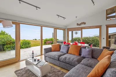 Image de Maison de luxe avec vue imprenable sur la mer, piscine commune, salle de sport et sauna