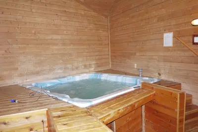 Image de 3400 sqft cabine: Jacuzzi intérieur, sauna, immense salle de jeux, promenade à la station de ski