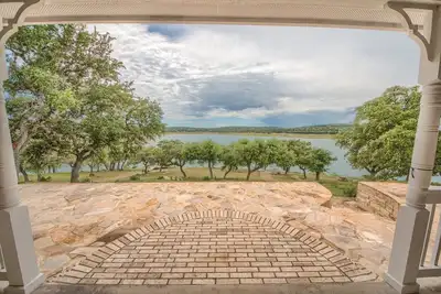 Image de Belle maison au bord de l'eau sur le lac Canyon! Plus de 400 pieds de front de mer!