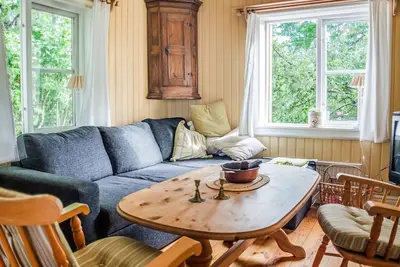 Image de Cabine ensoleillée et confortable dans un cadre paisible