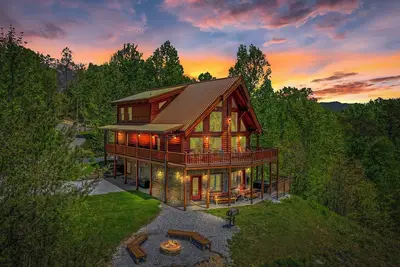 Ridge View Lodge: * Nouveau! * Salle des médias / jeux ~ Mtn View ~ foyer ~ cour ~ jacuzzi ~ Wi-Fi gratuit
