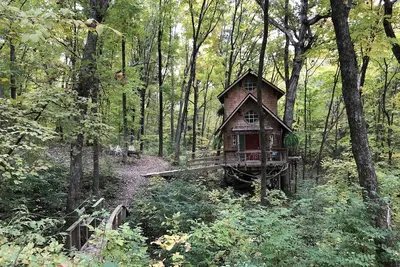 Image de Ten Acre Treehouse, \"Capitains Quarters\" pour 4 Ă 6 personnes