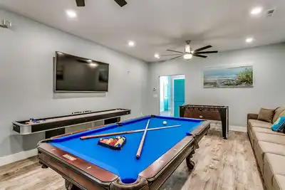 Image de Date de la dernière grande salle de cinéma maison de luxe / jeu / piscine privée / accès à la plage