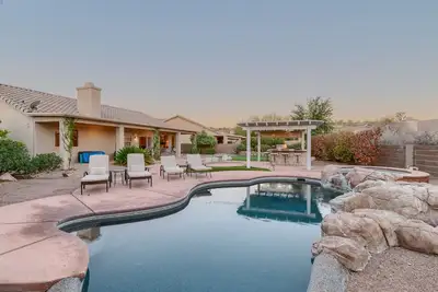 Image de Détendez-vous et Profitez de Tucson dans le style. Piscine, bain à remous, une cuisine extérieure, vue
