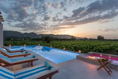 Image de Villa de luxe avec piscine privée, court de tennis et vignoble | Villa Elissavet