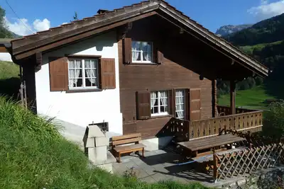 Image de La maison de vacances rustique sur la pente ensoleillée