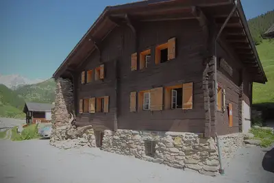 Image de Maison au milieu des Alpes suisses