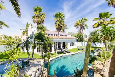 Image de Incroyable maison de 6000 pieds carrés pour 12 personnes, à pied de la plage, des magasins et des restaurants