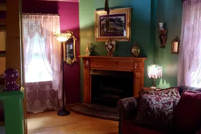 Image de Secluded Romantic Doll House dans le quartier historique Centre-ville