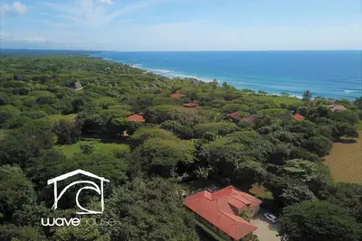 Image de Villa de vacances 6-Bd avec piscine dans une communauté fermée. Étapes vers un spot de surf légendaire