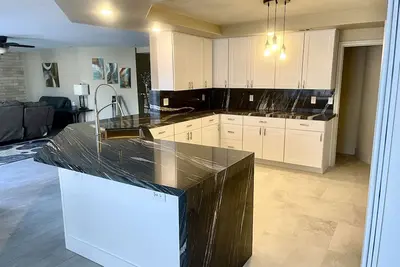 Image de Spectaculaire 5 chambres rénovées dans la région de Greenvalley