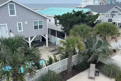 Image de Vues de plage et piscine privée exceptionnellement bien équipée pour Family Fun
