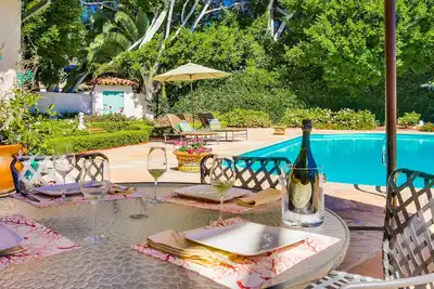 Image de Villa de style espagnol, piscine, promenade Ă la plage, romance et charme!
