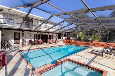 Image de Maison exécutive entière, Florida Pool Getaway, 1. 4 acres au coeur de la ville
