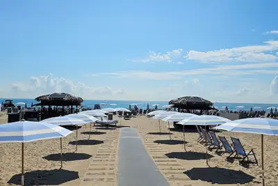 Image de Meilleur emplacement! Meilleurs hébergements! Meilleurs équipements de Private Beach Resort! 4363 Sf!