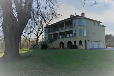 Image de Superbe maison de style méditerranéen sur la rivière Guadalupe au centre-ville de Seguin