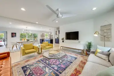 Image de 5br \/ 3ba Trésor de Travis Heights avec piscine chauffée! 4 minutes du centre-ville, SoCo et Acl!