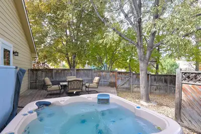 Image de Maison de 5 chambres avec un bain à remous et home cinéma!