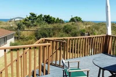 Image de Notre maison de plage! Marchez jusqu'à la plage.