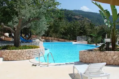 Image de 20% de réduction pour 7 nuits jusqu'à la fin de l'année. Vues Piscine luxueuse pour les familles \/ couples