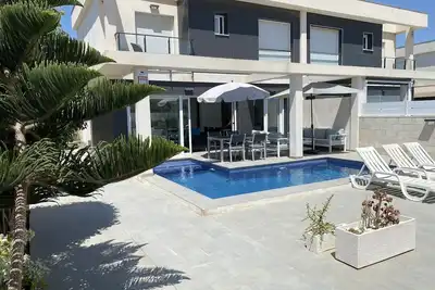 Image de Élégante villa contemporaine de construction récente avec piscine privée.