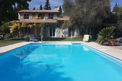 Image de Mas Provençal entièrement rénové proche St Remy de provence piscine chauffée.