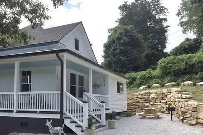 Image de La ferme de ville de Bryson - histoire de chemin de fer dans le centre-ville!