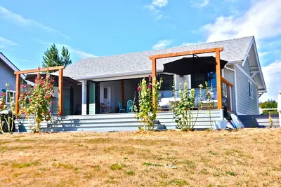 Image de Plage privée, chalet entièrement rénové, 50 pieds de front de mer sur South Beach!