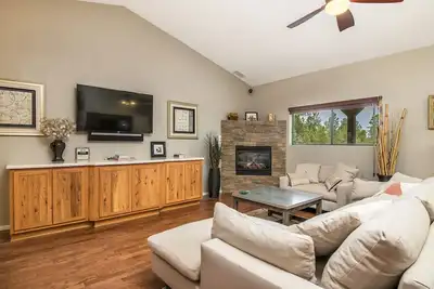 Image de Maison confortable, propre et moderne soutenant Forest Trails juste en ville!