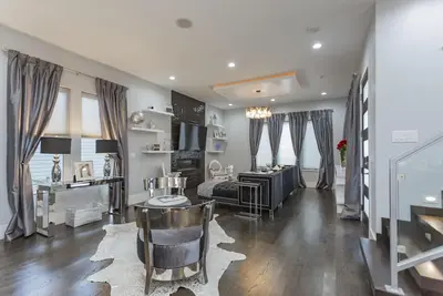 Image de Offrez-vous le luxe! 2 miles du centre-ville avec piscine privée!