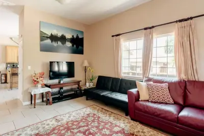 Image de Nouvelle belle maison avec cuisine ouverte, grandes chambres et salon