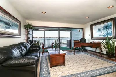 Image de ⭐ Condo de luxe au bord de l'eau ⭐ Balcon privé donnant sur l'eau avec vue sur trois milles! ⭐