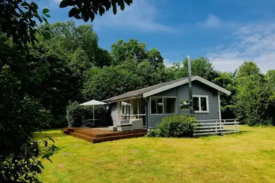 Image de Top maison de vacances à Laholm \/ Mellbystrand avec terrasse ensoleillée, cheminée + jardin d'hiver