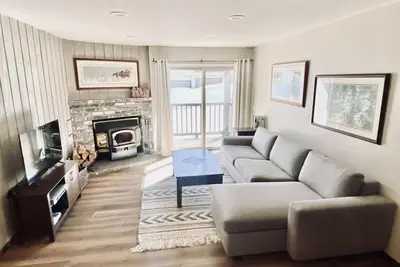 Image de Cozy Mammoth Condo avec un lit King - distance de marche de Canyon Lodge