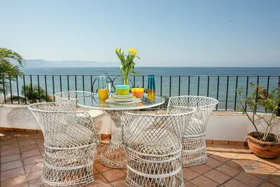 Image de Luxueuse Zona Romantica / Ocean Front 4ème étage et piscine sur le toit