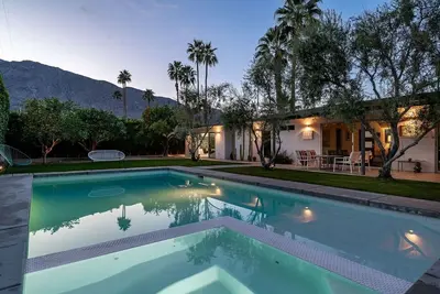 Image de Luxe luxueux au milieu du siècle Palm Springs s'éloigner du centre-ville