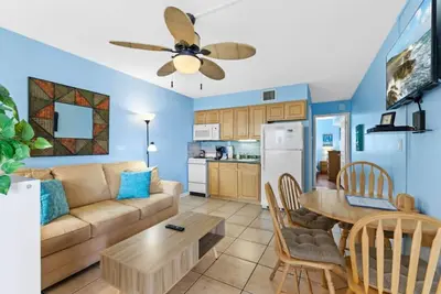 Image de Tropic Breeze Unit 9 Lit King-Size au rez-de-chaussée de Madeira Beach