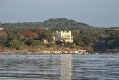 Image de Lakefront Castle House avec des ponts à plusieurs niveaux pour 16 personnes, crique privée et quai