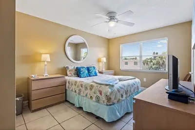 Image de Waves-14 St Pete Beach Magnifique Condo 1 Chambre Nouvelle Liste! Vue de la piscine!