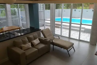 Image de maison plage avec piscine, barbecue et aire de jeux, à 250 mètres de la plage.